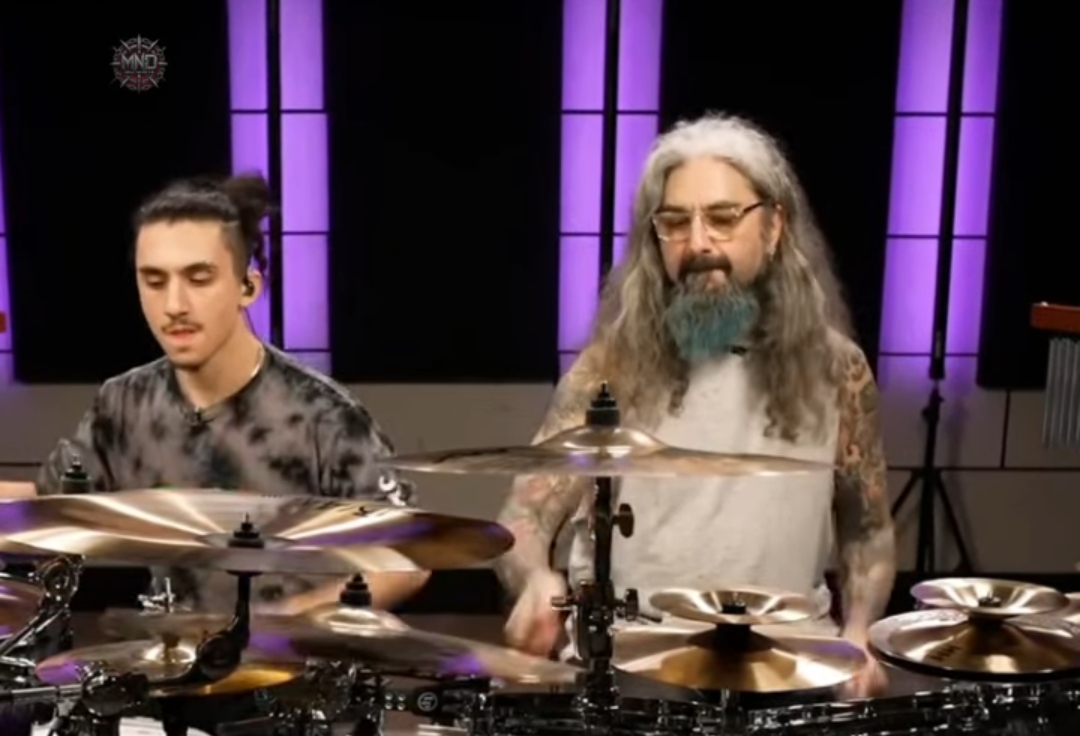 MIKE PORTNOY UND SOHN MAX TEILEN SICH DAS LEGENDÄRE „DREAM MONSTER“-DRUMKIT