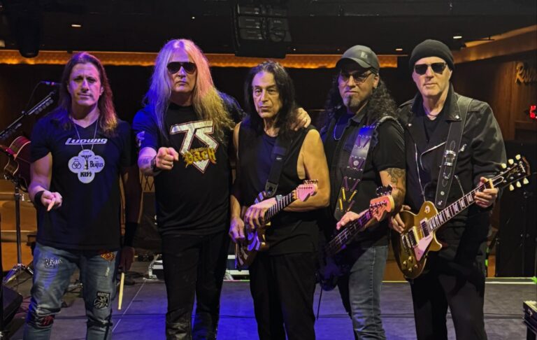 TWISTED SISTER