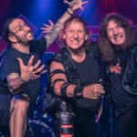 HEAVY METAL FANS FESTIVAL 2026: RAVEN VERSTÄRKEN DAS BILLING IN HAGEN-HOHENLIMBURG  Am 11. und 12. September 2026 geht das Heavy Metal Fans Festival „8“ im Werkhof in Hagen-Hohenlimburg über die Bühne. Kurz vor dem Festival haben die Veranstalter das Billing noch einmal erweitert: RAVEN aus Newcastle sind ebenfalls dabei.  Die britischen Heavy-Metal-Veteranen gehören zu den traditionsreichen Namen der NWOBHM. RAVEN waren 1983 gemeinsam mit METALLICA auf deren erster großer US-Tournee unterwegs, der legendären „Kill ’Em All For One“ Tour, bei der METALLICA als Support für RAVEN spielten. Nun führt der Weg der Gallagher-Brüder nach Hohenlimburg.  Ebenfalls zum Billing gehören NEFARIOUS. Die Bay-Area-Band vereint Musiker mit Verbindungen zu DEATH ANGEL, EXODUS, HEATHEN und BLIND ILLUSION und bringt damit reichlich Thrash-Metal-Historie mit nach Hagen.  Eine besondere Rückkehr kündigt sich zudem mit HOLLOW an. Laut Veranstalter werden die Schweden beim Heavy Metal Fans Festival erstmals seit ihrem Auftritt beim Wacken Open Air 1998 wieder live zu erleben sein.  Mit AGAINST EVIL aus Indien und fünf weiteren Bands wird das zweitägige Programm komplettiert. Neben den Konzerten gehören auch ein Metal-Markt und Metal-Kino zum Festival.  Nach Angaben der Veranstalter waren zum Zeitpunkt der aktuellen Ankündigung nur noch 78 Tickets erhältlich. Bewusst verzichtet das Festival auf VIP-Aufpreise und Golden-Circle-Bereiche – der Fokus soll auf einem klassischen Metal-Festival-Erlebnis ohne unterschiedliche Besucherklassen liegen.  HEAVY METAL FANS FESTIVAL „8“ 11. & 12. September 2026 Werkhof, Hagen-Hohenlimburg  Tickets und weitere Informationen:  Heavy Metal Fans Festival